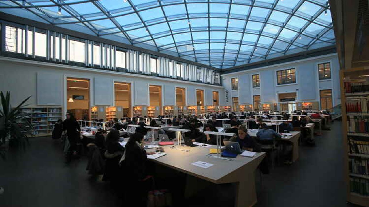 Des étudiants et étudiantes travaillent à la bibliothèque universitaire Droits-Économie-Gestion de l'université de Rennes 1
