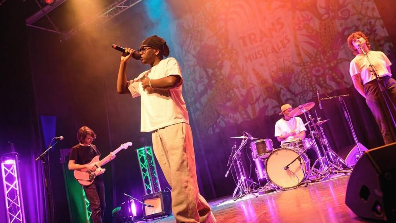 Sur scène, quatre personnes, chanteur, une chanteuse, un batteur et un bassiste