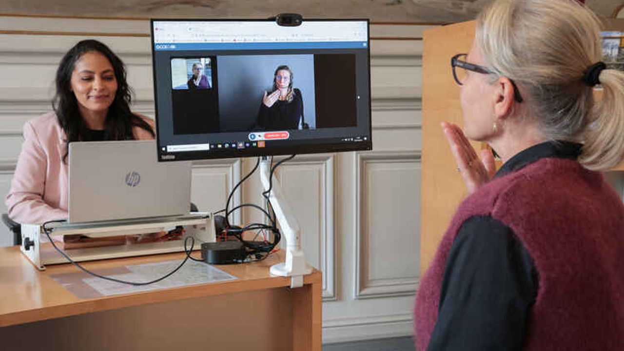 a l'accueil de l'hôtel de ville, un entretien par visio en LSF