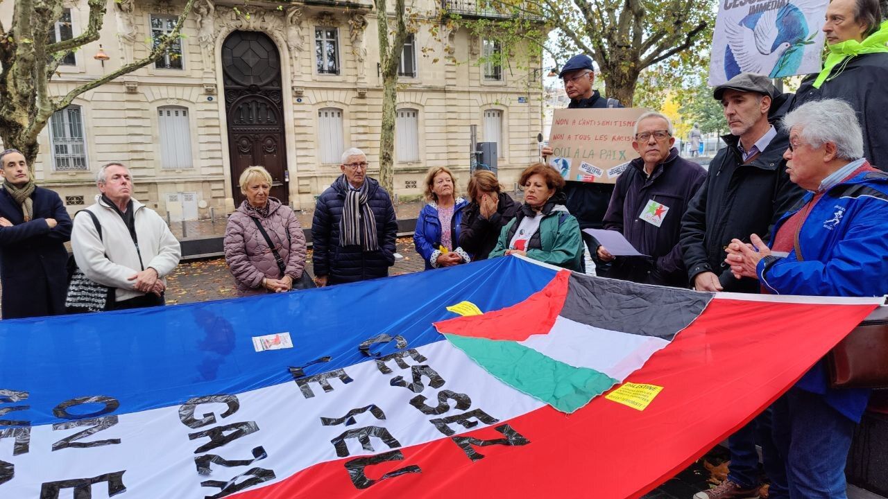 Les collectifs présents au point presse avec un drapeau francais sur lequel est marqué cessez le feu à Gaza