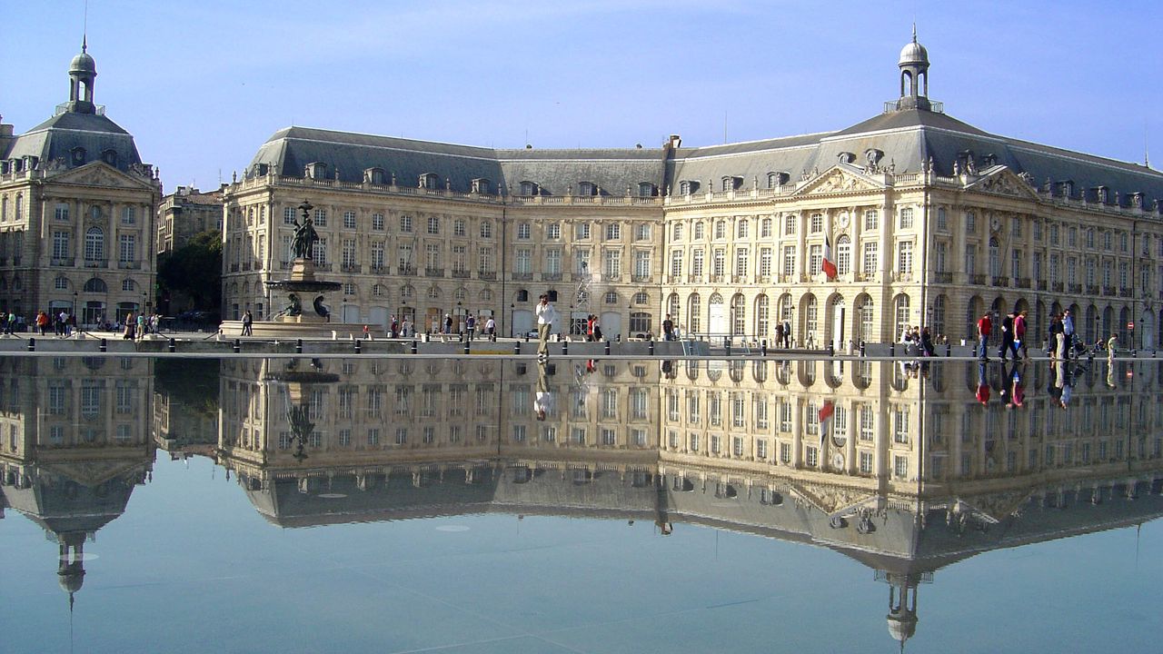 Vue nocturne de la place de la Bourse à Bordeaux