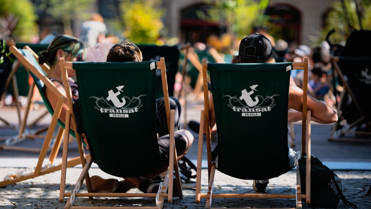 Des spectateurs sur des transats 