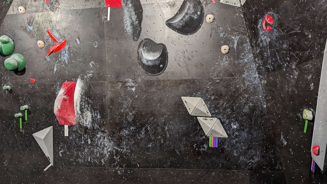 Bloc noir vers le dévers