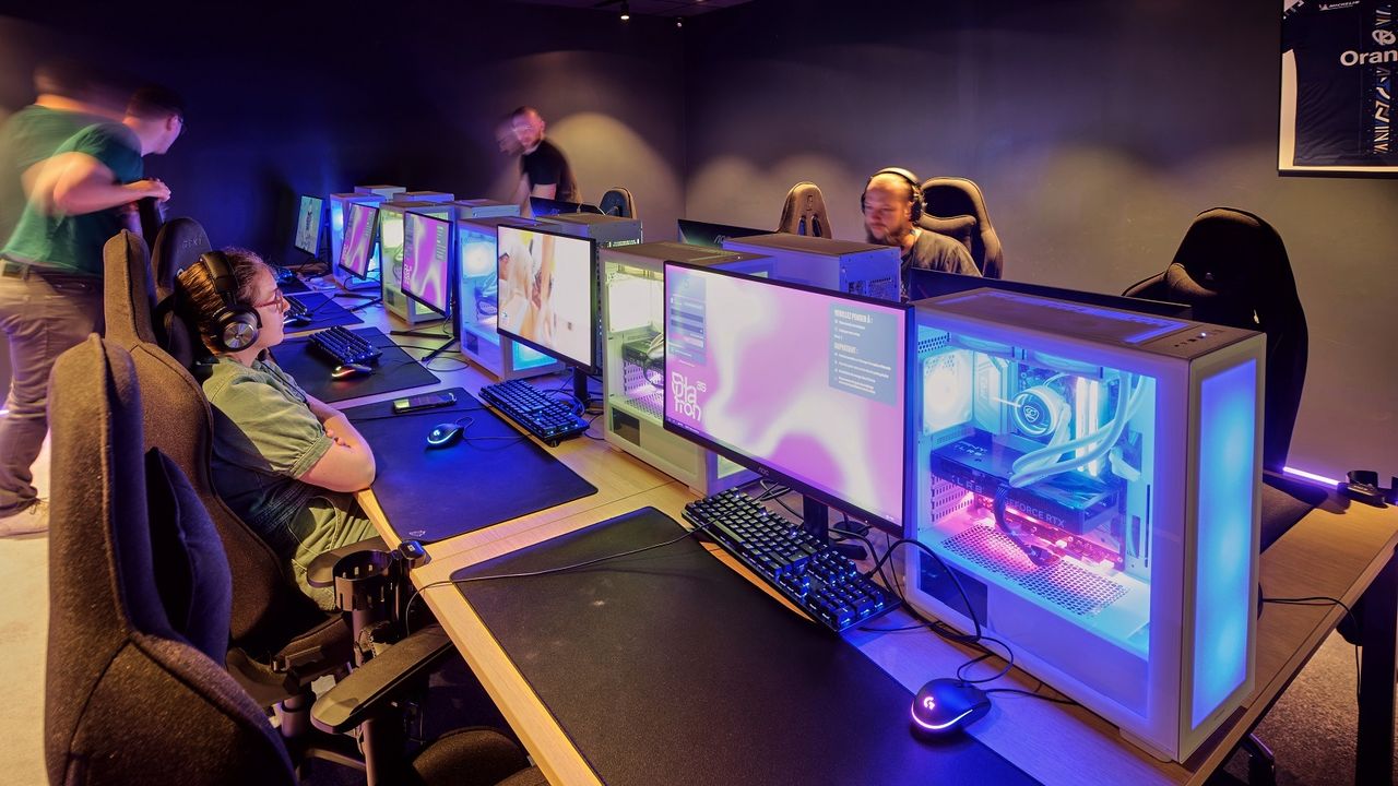 Un groupe de personne joue en réseau sur des ordinateurs.