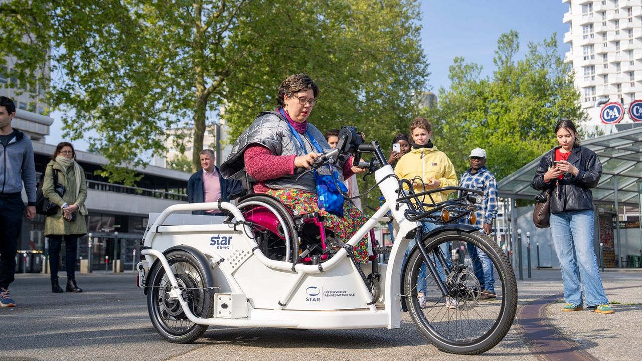Photo d'une personne en situation de handicap dans le Mobilo.
