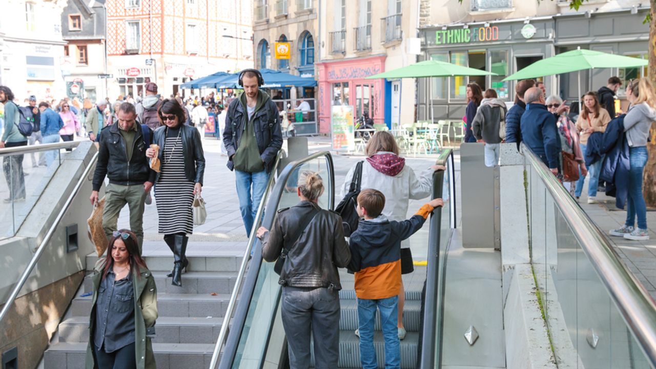 des personnes entrant et sortant de la station de metro Sainte Anne