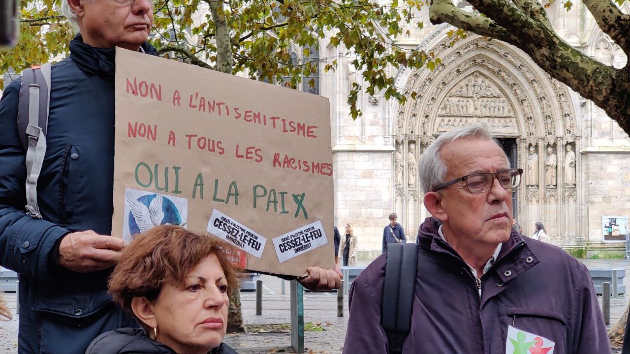 Militants tenant des pancartes