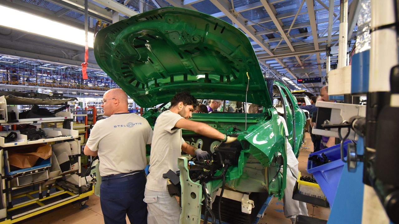 La nouvelle C5 Aircross E dans les ateliers Stellantis à La Janais.