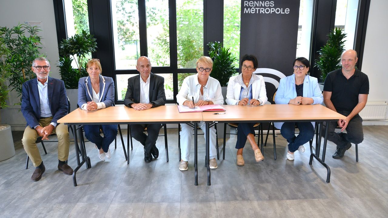 Les élus et chefs d'établissements réunis pour signer la convention de partenariat.