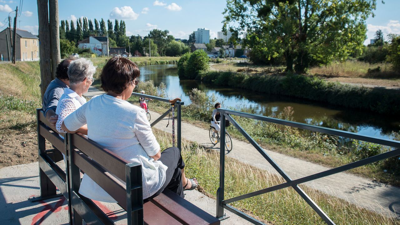 Installation de bancs le long de la rue Canal Saint-Martin. Budget participatif, saison 1.