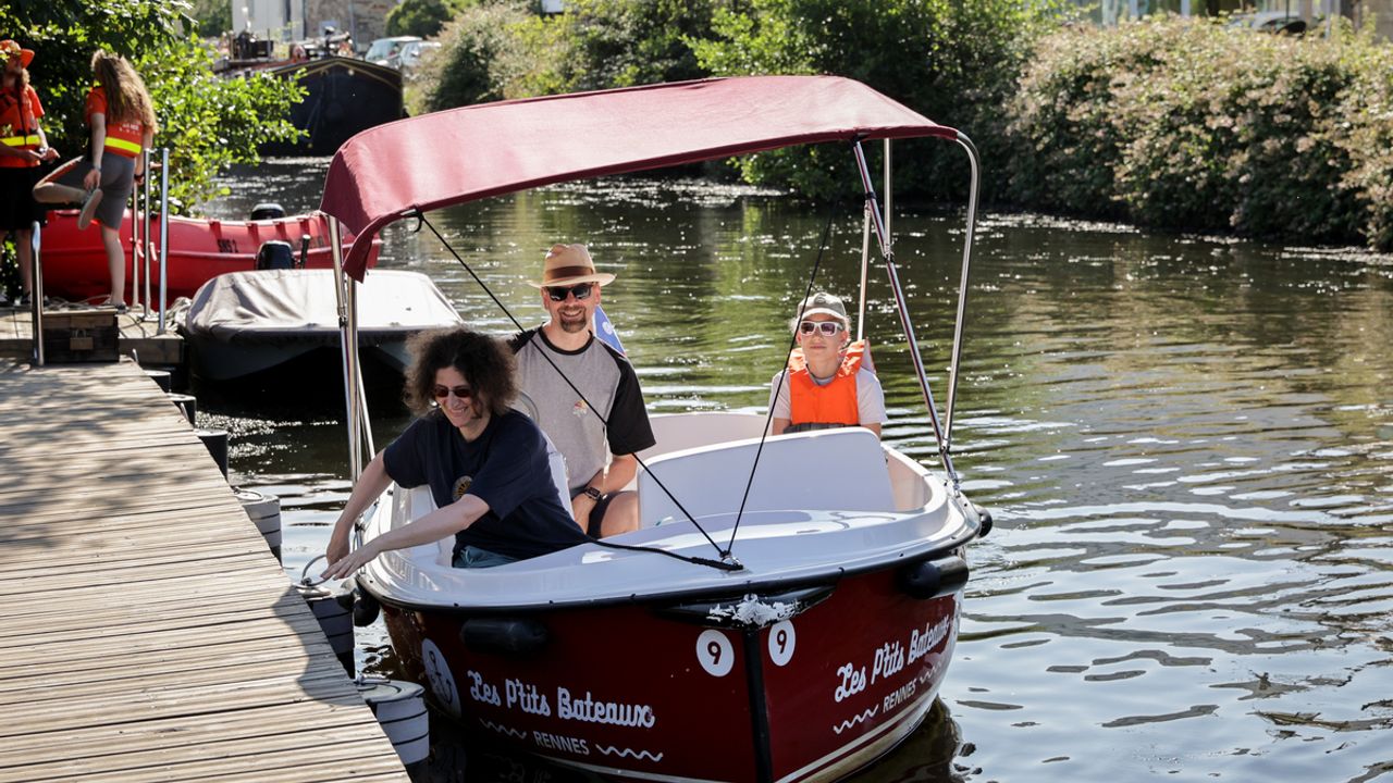 Des personnes se promènent en bateau sur le canal.
