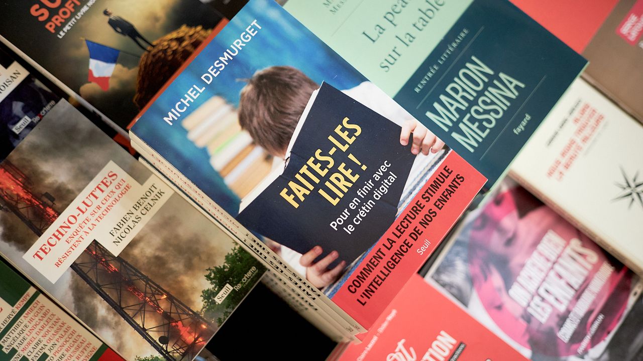 Le stand de la Librairie Quilombo proposait un large choix d'ouvrages sur les thématiques abordées lors des tables rondes. Ici, le dernier livre de Michel Desmurget "Faites-les lire !", mais aussi l'essai "Techno-luttes" des journalistes Nicolas Celnik et Fabien Benoît, ou encore le roman "La peau sur la table" de Marion Messina.