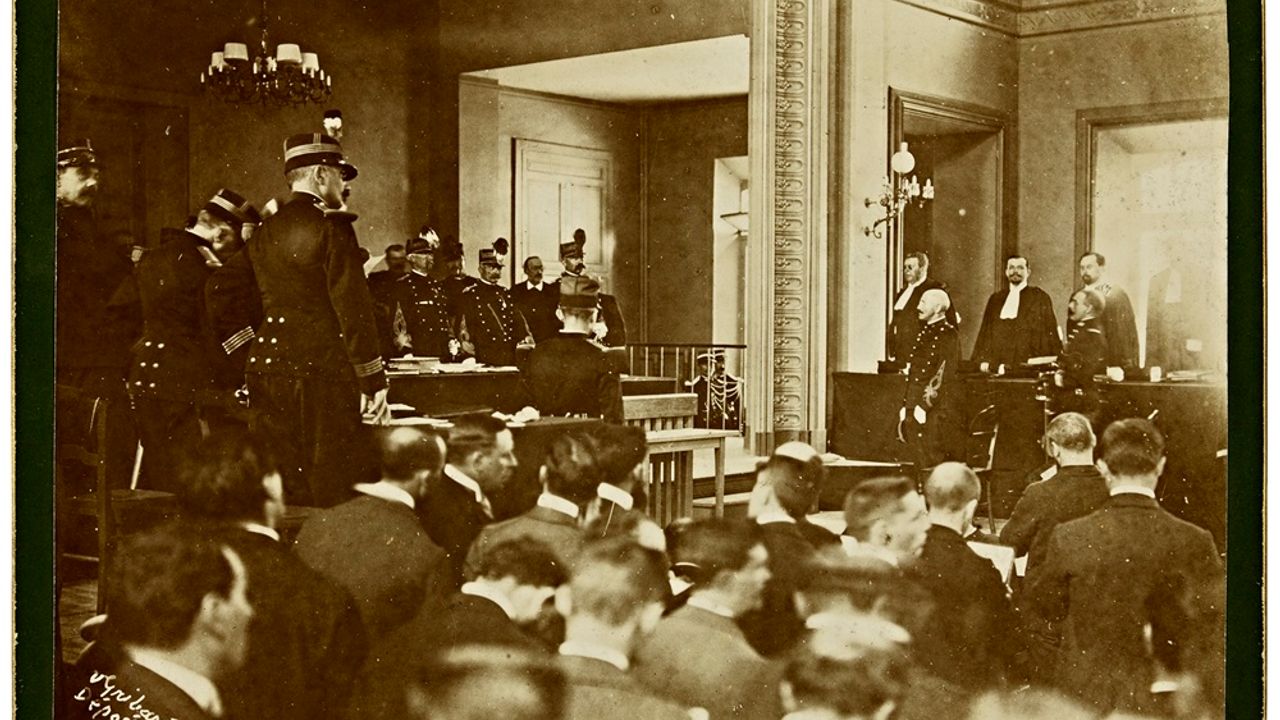 Vue de la salle d'audience, lors du procès en révision du capitaine Dreyfus. Debout sur la droite, celui-ci se tient debout devant le conseil de guerre