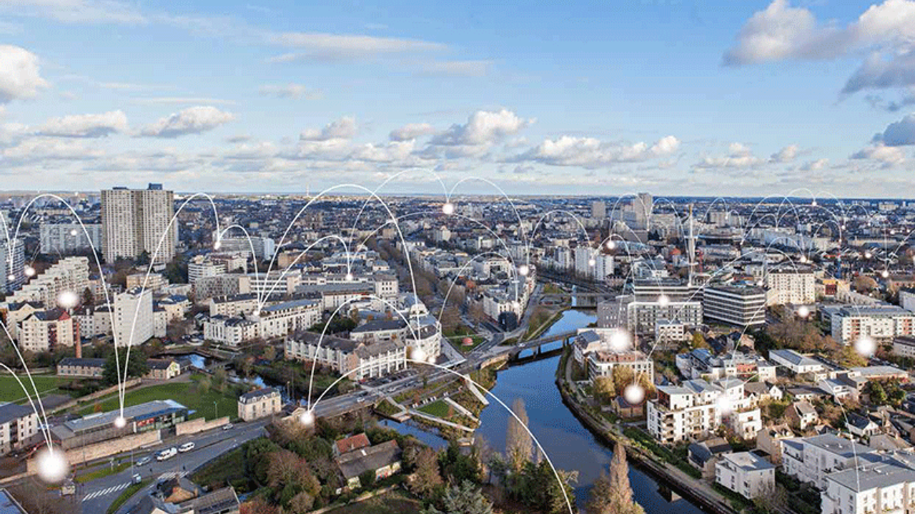 une vue aérienne de rennes avec un réseau illustré par des courbes et des points dans la ville