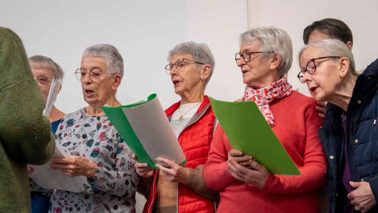 Personnes qui chantent pour célébrer le 5e anniversaire de la Maison des aînés et des aidants