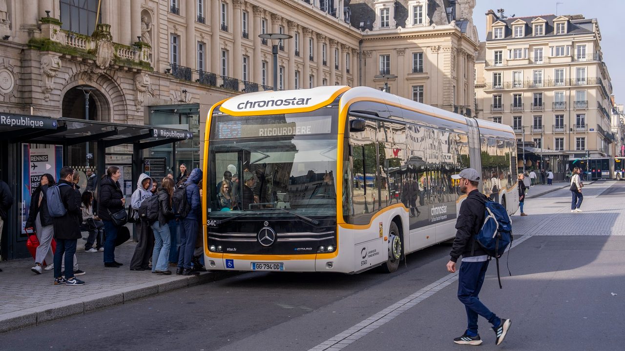 Un bus stationné à l’arrêt République, des voyageurs attendent de pouvoir monter dans le véhicule.