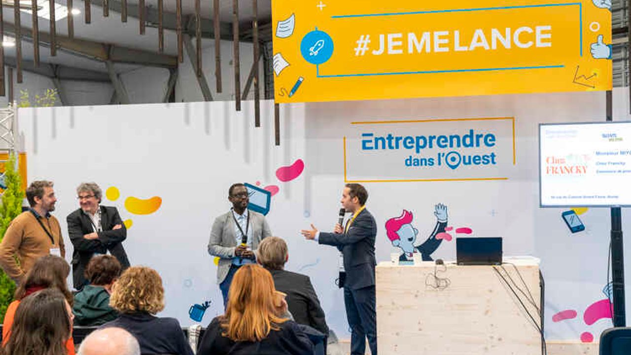 Des entrepreneurs réunis pour l'événement entreprendre dans l'ouest, avec une personne parlant au micro