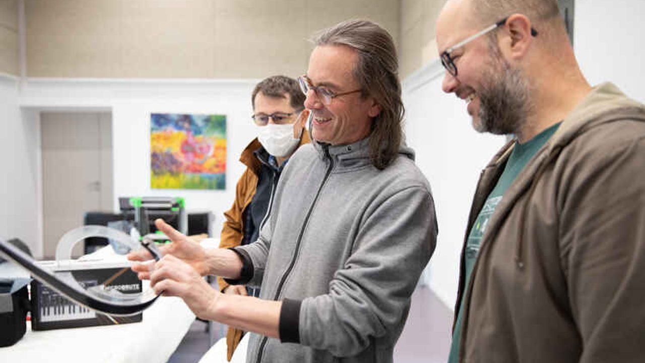 Des réparateurs bénévoles imaginent des solutions pour remettre en service une pièce de vélo.