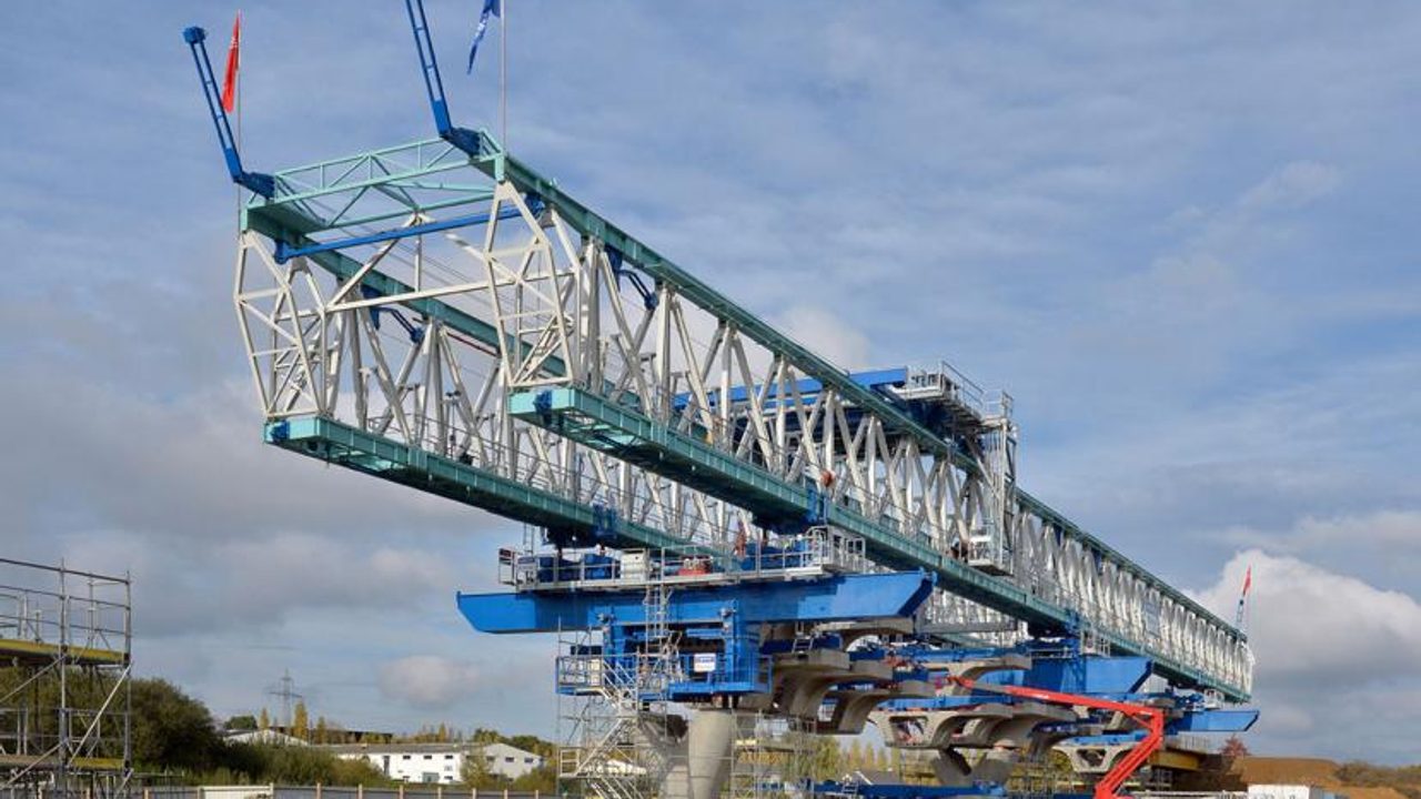 2015 - 2018 : Construction du viaduc long de 2,4 km, supporté par 973 voussoirs.