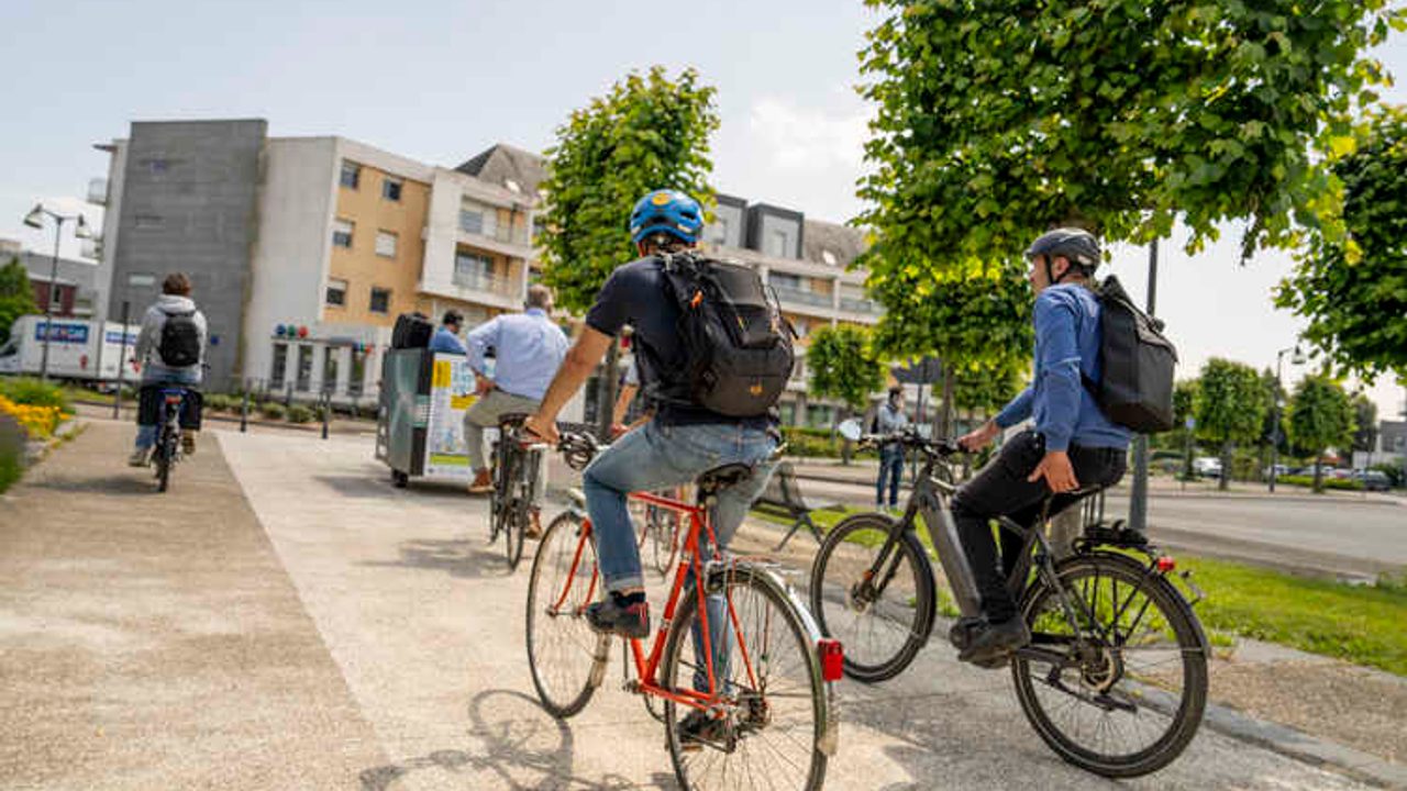 Personnes qui se déplacent à vélo.