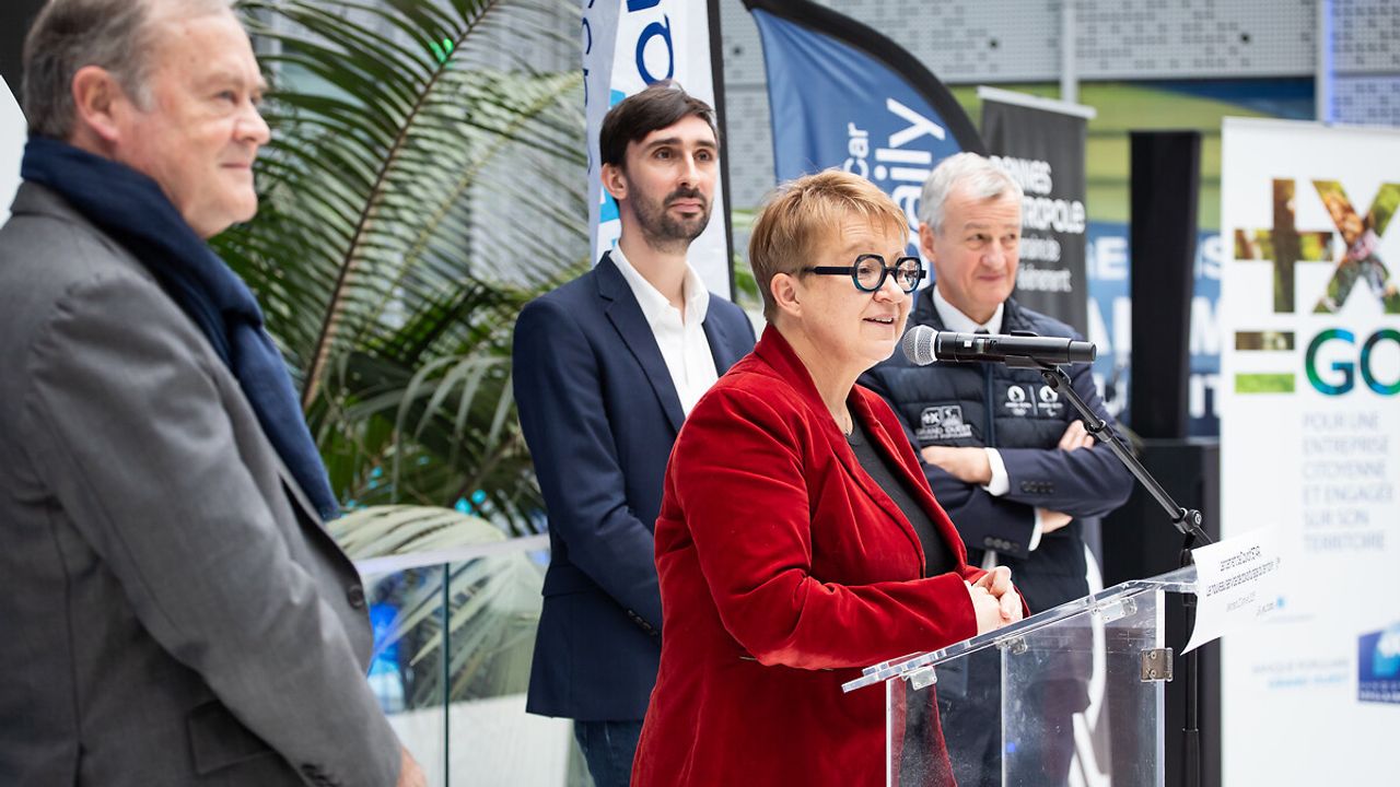 Elue, préfet et représentants de BlaBlaCar Daily inaugurent le service.