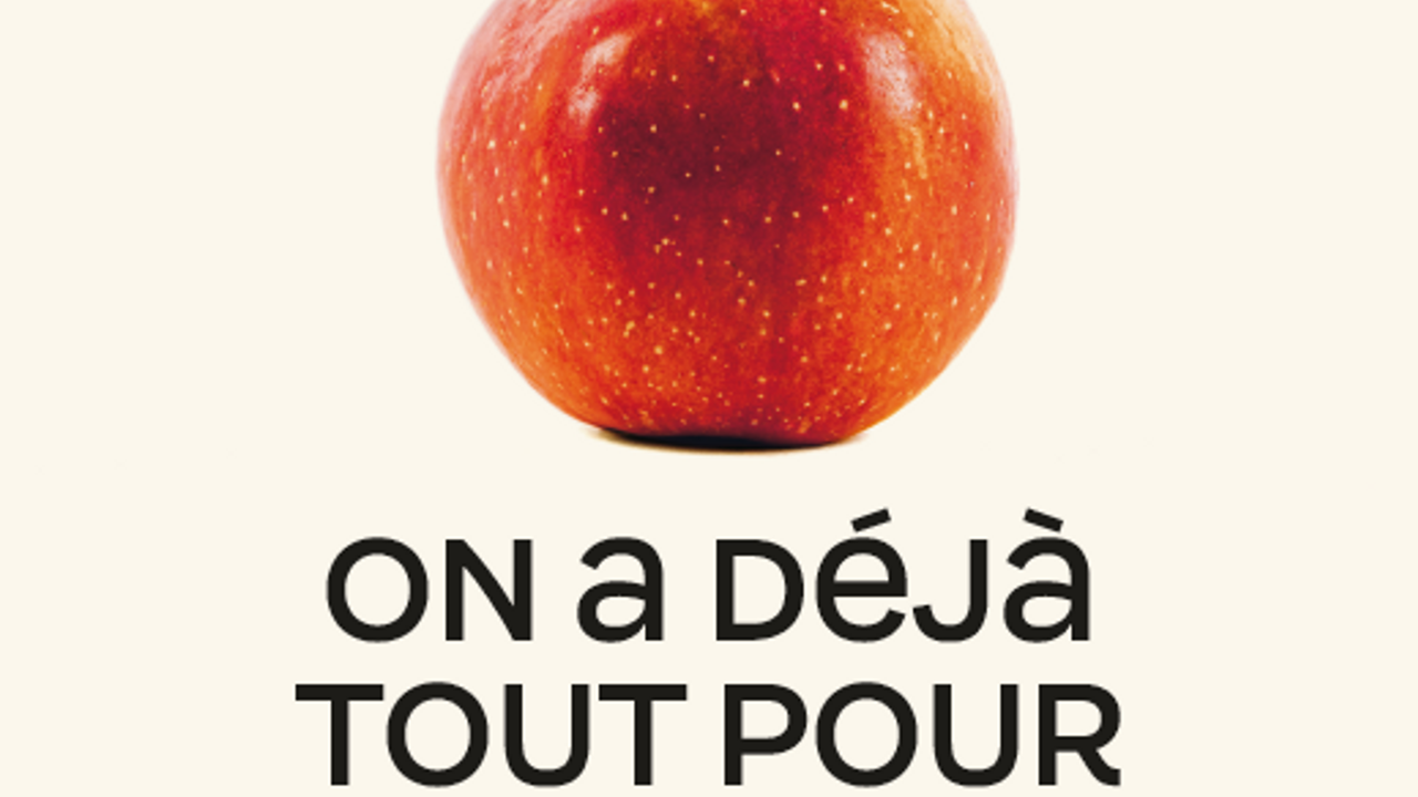 Une pomme avec le message : "privilégier les aliments de saison et en circuit court, c'est soutenir les producteurs du territoire, conserver les vitamines et réduire la pollution".