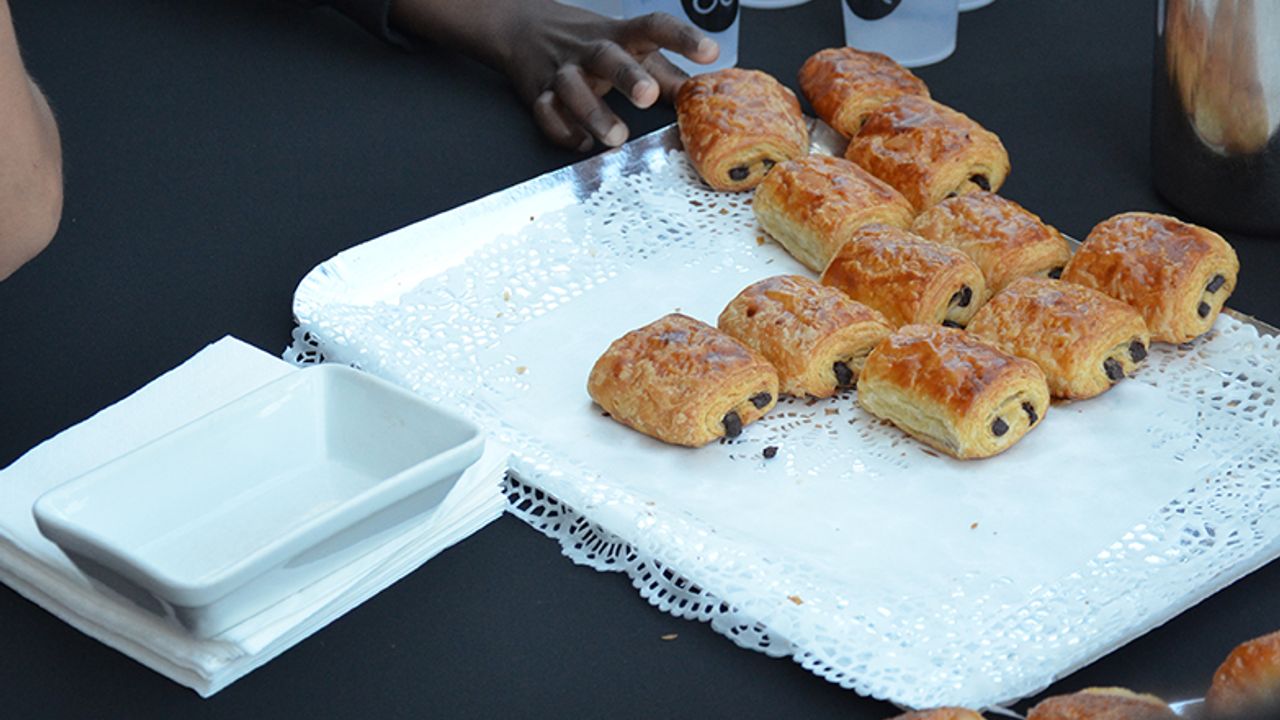 Des enfants prennent des pains au chocolat du gouter printanier.