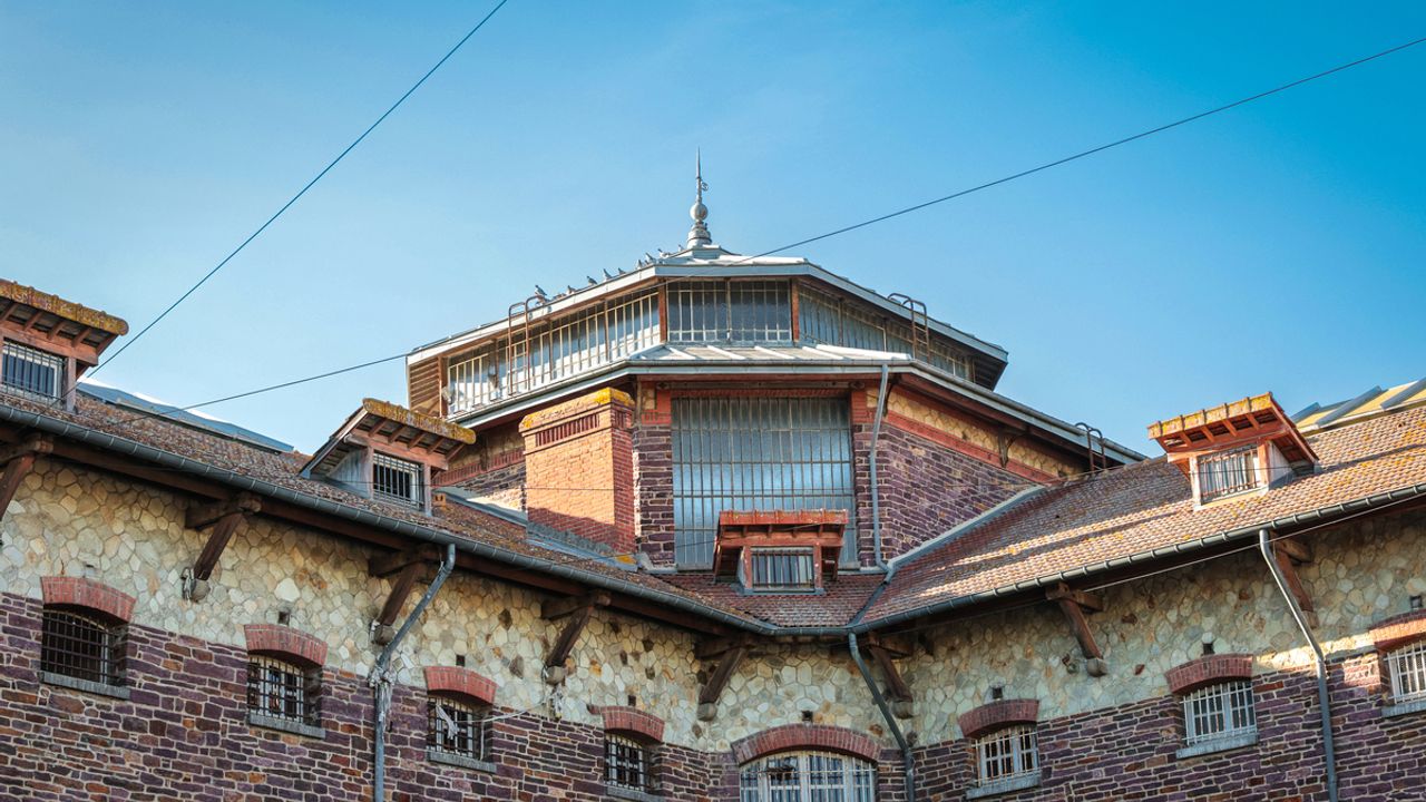 Vue sur la prison de la cour intérieure avec ses murs en brique rouges