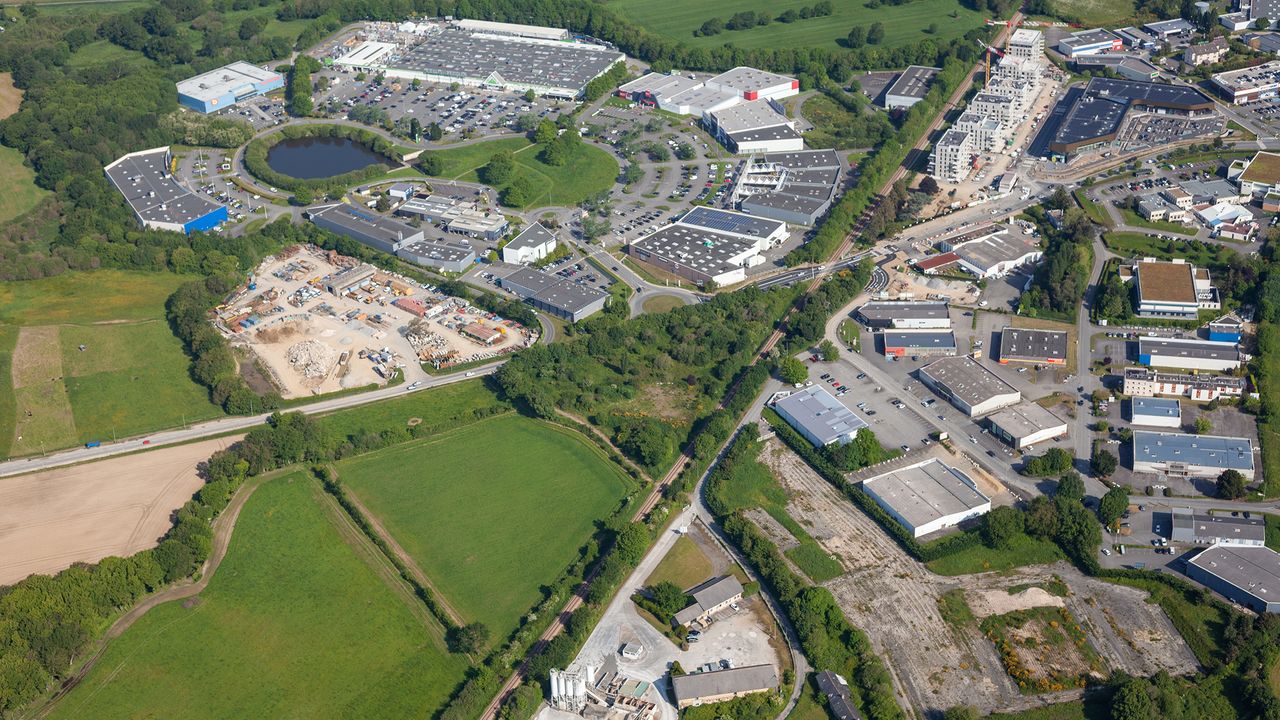 Principalement dédié à l'activité commerciale, le secteur de la Porte du bois de Soeuvres est à cheval sur trois communes : Chantepie, Vern-sur-Seiche et Rennes.