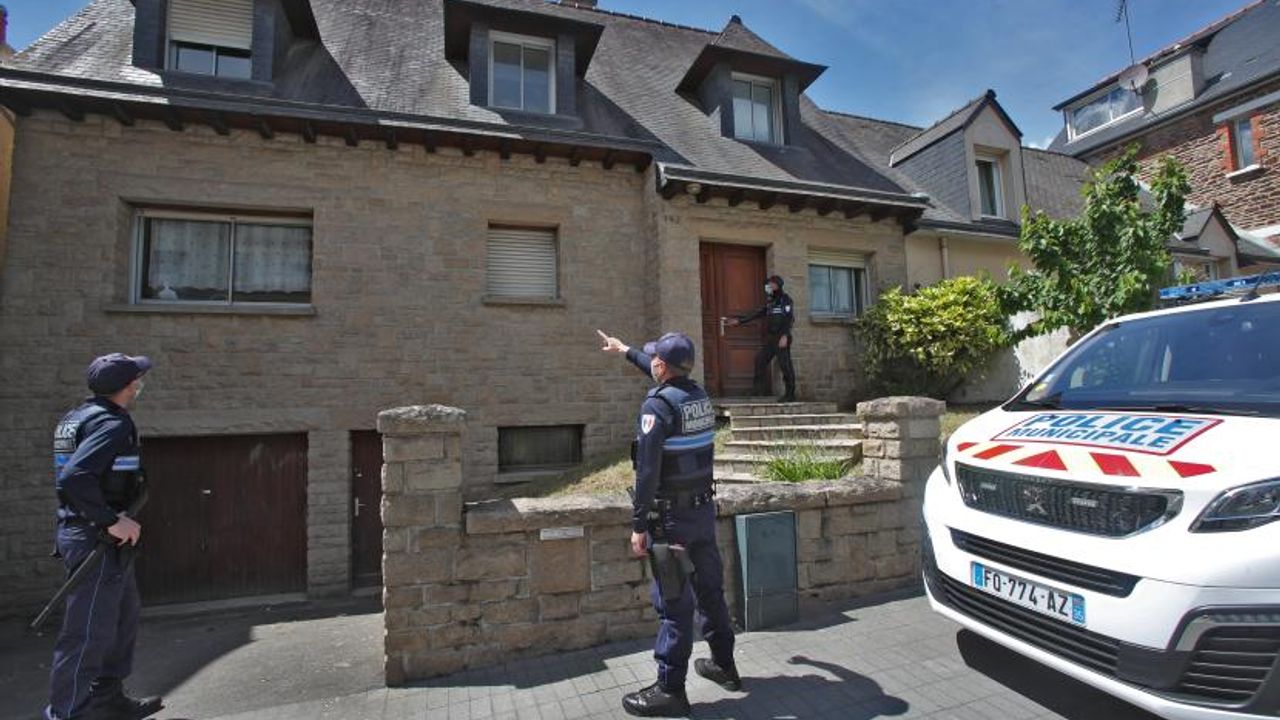 Trois policiers sont postés devant une maison à sécuriser, à droit le camion de police municipale.