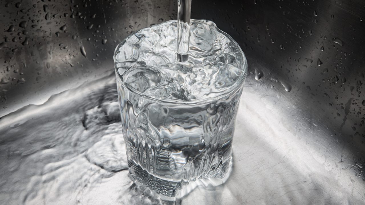 un verre d'eau qui déborde