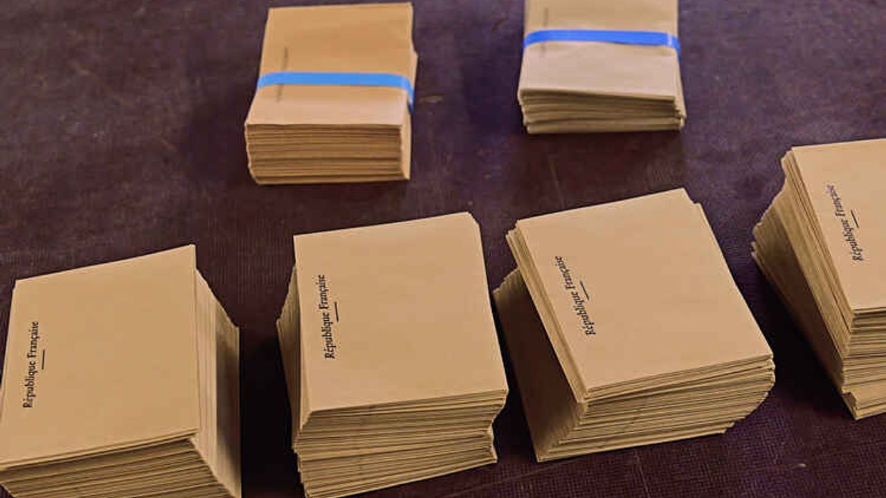 Tas d'enveloppes électorales