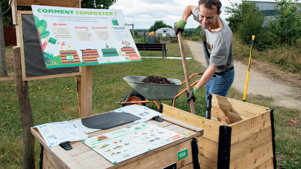 Vincent récupère du compost pour faire pousser des légumes