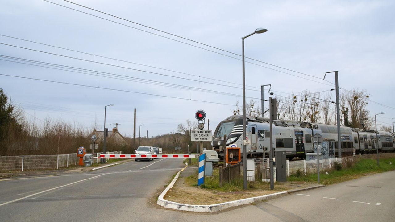 Photo du passage à niveau à Maison Blanche. Un train s'apprête à franchir l'ouvrage.