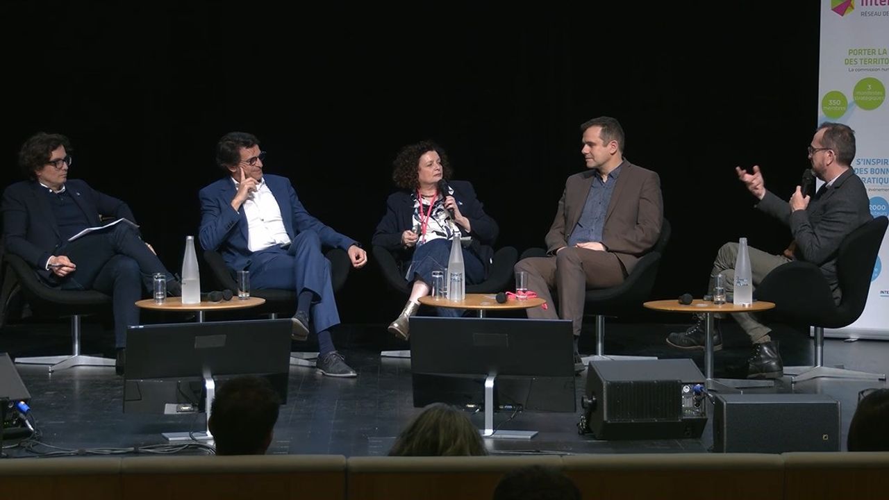 Les cinq participant•es à la table ronde sur la scène du Forum des Interconnectés, au Couvent des Jacobins, Rennes