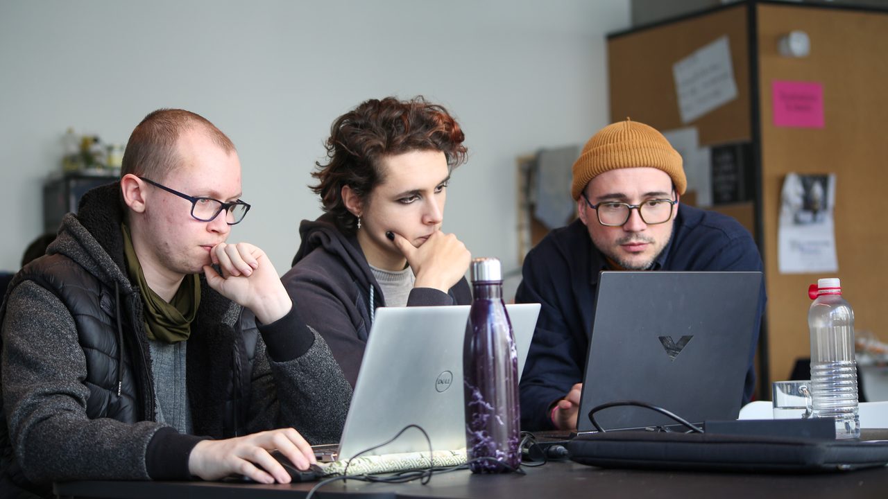 Étudiants et l'équipe en cadrante en workshop