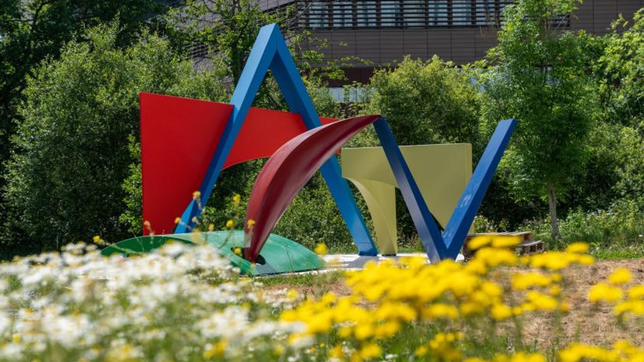 Installation de la sculpture de Phillip King près du métro gaîté.