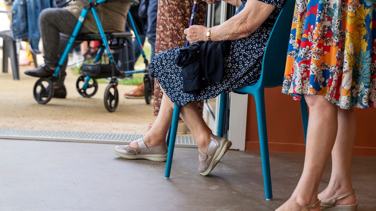Jambes de personnes âgées.