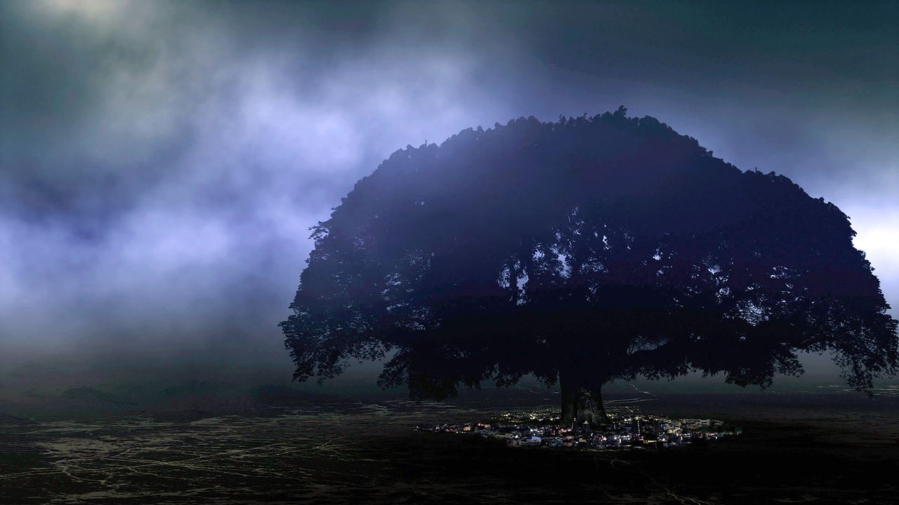 Dans une plaine plate plongé dans une brume de pénombre se trouve un arbre abritant à son pied une ville.