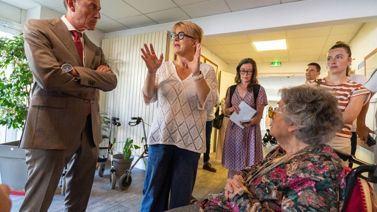 le préfet d'Ille-et-Vilaine, Franck Robine, et la maire de Rennes, Nathalie Appéré, visitent les résidents de l'Établissements d'Hébergement pour Personnes Âgées Dépendantes (EHPAD) Gaetan Hervé