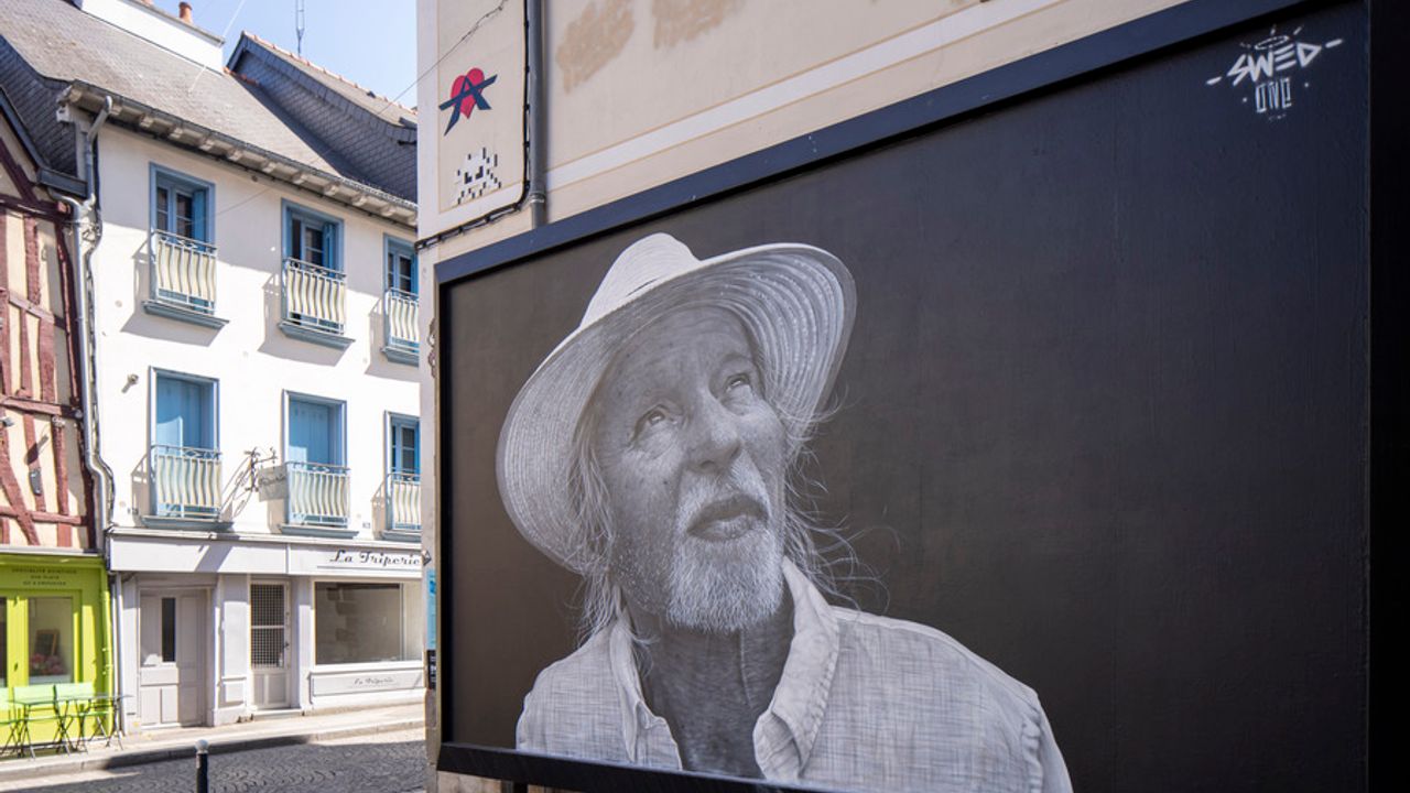 portait d'un inconnu en noir et blanc. Homme en chemise blanche avec un chapeau de paille