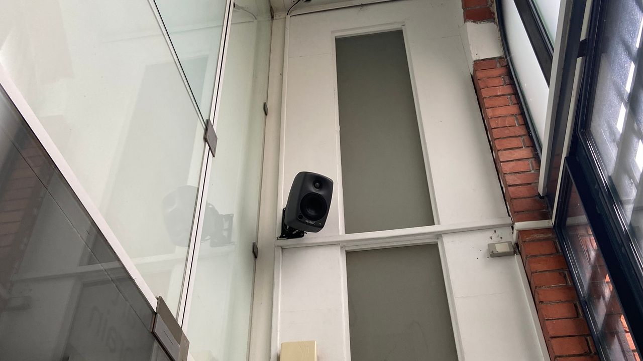 Enceinte à côté de la porte d'entrée