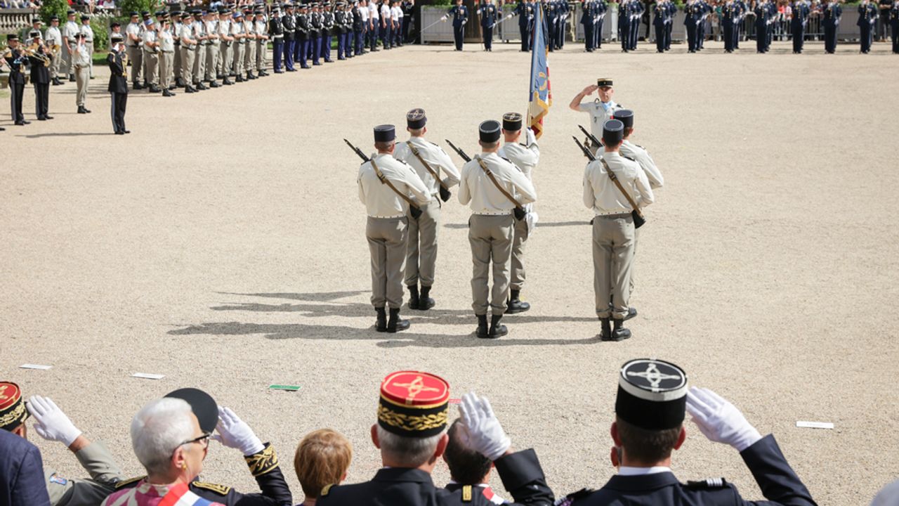 Des militaires défilent sur la place du Parlement