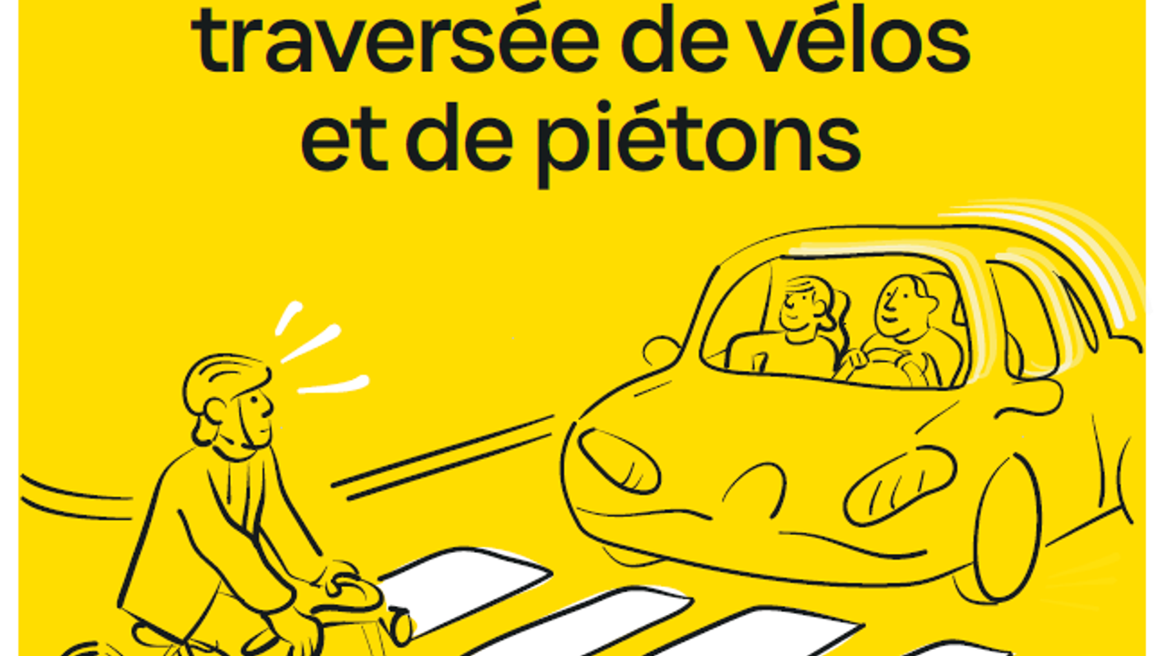 Dessin, un cycliste roule sur une piste cyclable, une voiture à l'approche réduit sa vitesse. Un message "Ici je m'arrête traversée de vélos et de piétons" permet de rappeler les règles.