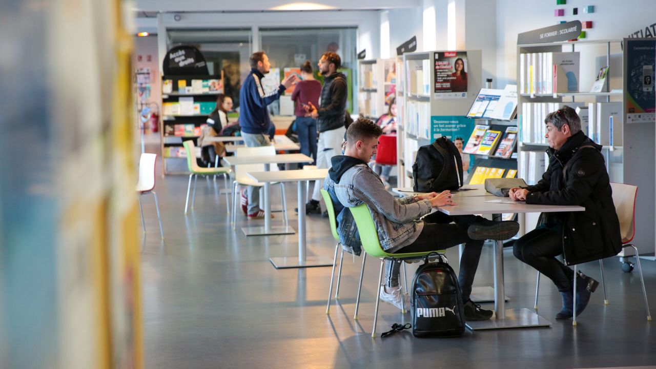 Salle collaborative du 4bis. Long texte de description. Qorem ipsum dolor sit amet, consectetur adipiscing elit. Etiam eu turpis molestie, dictum est a, mattis tellus. Sed dignissim, metus nec fringilla accumsan, risus sem sollicitudin lacus, ut interdum tellus elit sed risus. Maecenas eget condimentum velit, sit amet feugiat lectus. Class aptent taciti sociosqu ad litora torquent per conubia nostra, per inceptos himenaeos. Praesent auctor purus luctus enim egestas, ac scelerisque ante pulvinar. Donec ut rhoncus ex. Suspendisse ac rhoncus nisl, eu tempor urna. Curabitur vel bibendum lorem. Morbi convallis convallis diam sit amet lacinia. Aliquam in elementum tellus.               Curabitur tempor quis eros tempus lacinia. Nam bibendum pellentesque quam a convallis. Sed ut vulputate nisi. Integer in felis sed leo vestibulum venenatis. Suspendisse quis arcu sem. Aenean feugiat ex eu vestibulum vestibulum. Morbi a eleifend magna. Nam metus lacus, porttitor eu mauris a, blandit ultrices nibh. Mauris sit amet magna non ligula vestibulum eleifend. Nulla varius volutpat turpis sed lacinia. Nam eget mi in purus lobortis eleifend. Sed nec ante dictum sem condimentum ullamcorper quis venenatis nisi. Proin vitae facilisis nisi, ac posuere leo.                Nam pulvinar blandit velit, id condimentum diam faucibus at. Aliquam lacus nisi, sollicitudin at nisi nec, fermentum congue felis. Quisque mauris dolor, fringilla sed tincidunt ac, finibus non odio. Sed vitae mauris nec ante pretium finibus. Donec nisl neque, pharetra ac elit eu, faucibus aliquam ligula. Nullam dictum, tellus tincidunt tempor laoreet, nibh elit sollicitudin felis, eget feugiat sapien diam nec nisl. Aenean gravida turpis nisi, consequat dictum risus dapibus a. Duis felis ante, varius in neque eu, tempor suscipit sem. Maecenas ullamcorper gravida sem sit amet cursus. Etiam pulvinar purus vitae justo pharetra consequat. Mauris id mi ut arcu feugiat maximus. Mauris consequat tellus id tempus aliquet.                Vestibulum dictum ultrices elit a luctus. Sed in ante ut leo congue posuere at sit amet ligula. Pellentesque eget augue nec nisl sodales blandit sed et sem. Aenean quis finibus arcu, in hendrerit purus. Praesent ac aliquet lorem. Morbi feugiat aliquam ligula, et vestibulum ligula hendrerit vitae. Sed ex lorem, pulvinar sed auctor sit amet, molestie a nibh. Ut euismod nisl arcu, sed placerat nulla volutpat aliquet. Ut id convallis nisl. Ut mauris leo, lacinia sed elit id, sagittis rhoncus odio. Pellentesque sapien libero, lobortis a placerat et, malesuada sit amet dui. Nam sem sapien, congue eu rutrum nec, pellentesque eget ligula.