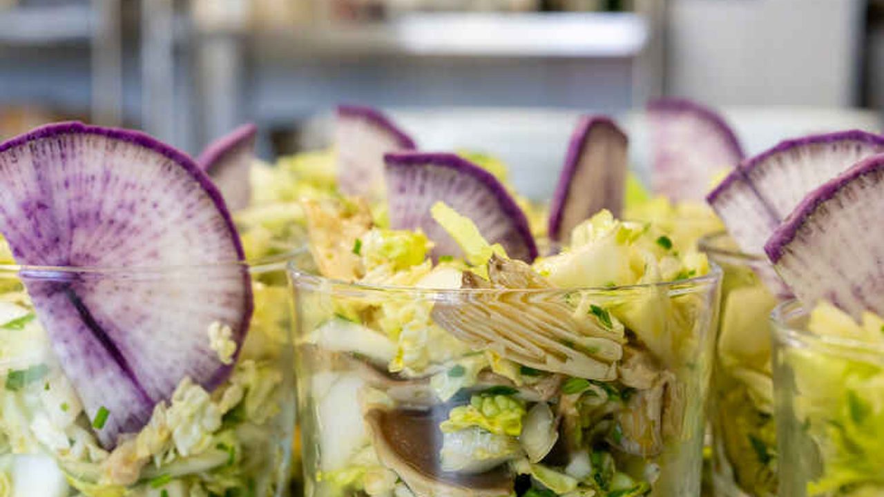 Verrine de radis, salades et champignons