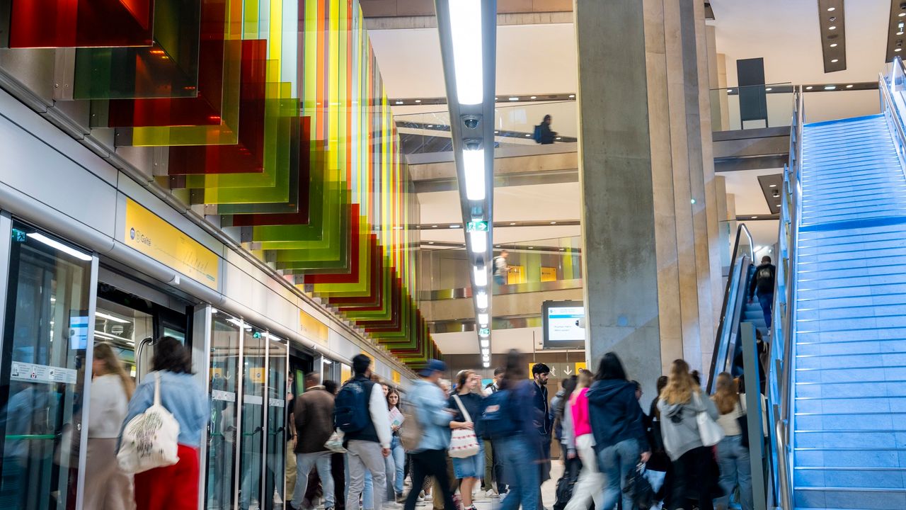 Foule sur le quai du métro b, station Sainte-Anne, à Rennes.