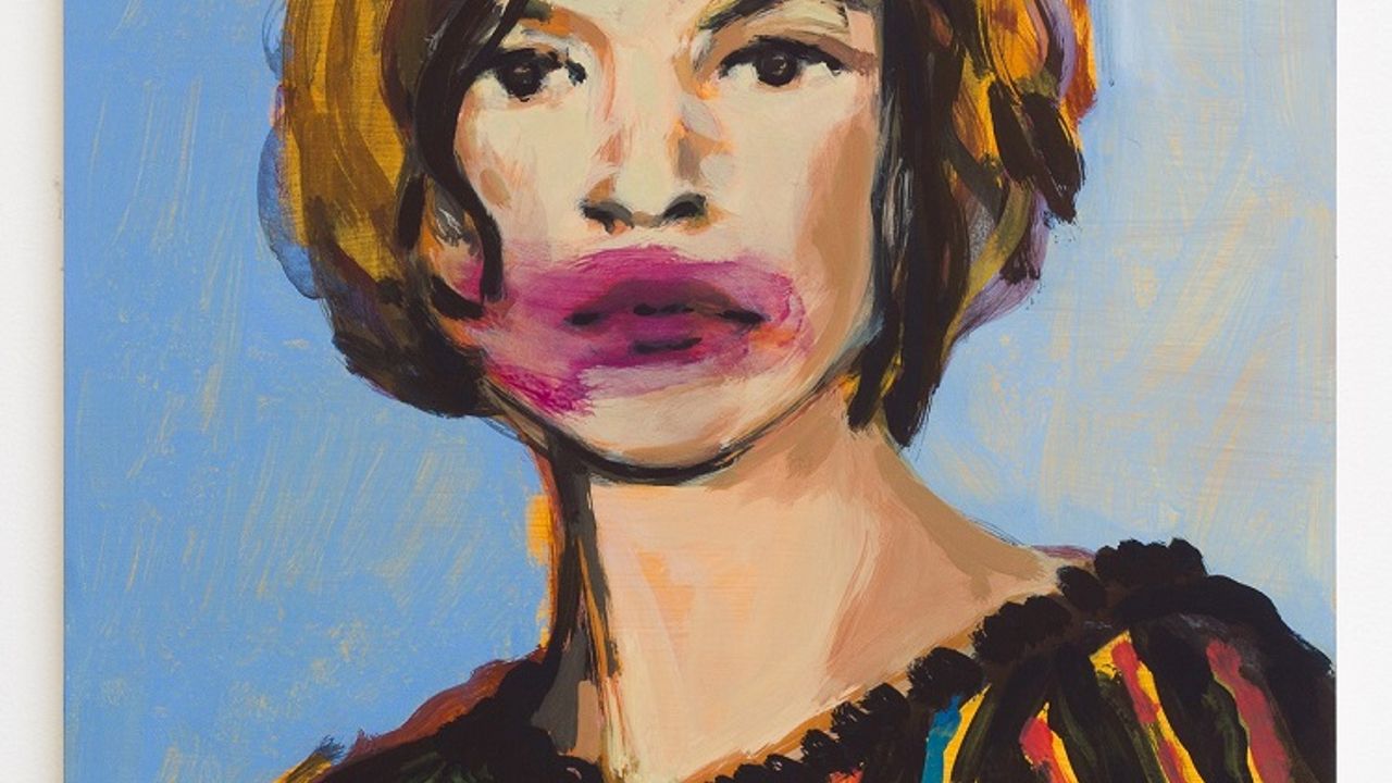 Peinture du portrait d'une jeune femme. Blonde sur fond bleu avec rouge à lèvres mal étalé