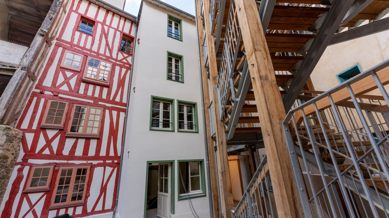 Vue d'une cour intérieure qui a été rénovée au 9 de la rue Saint-Georges.