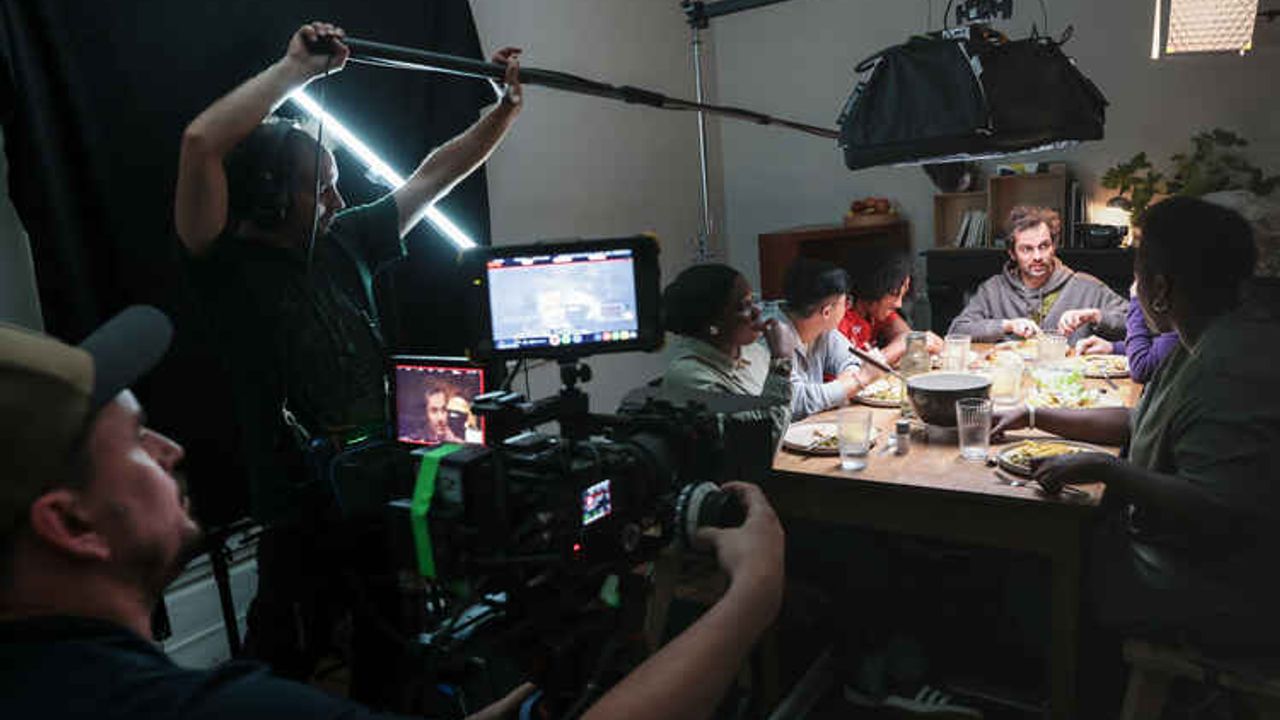 Des acteurs sont attablés et tournent une scène de la campagne de prévention Limits.